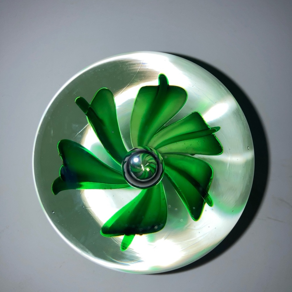 VINTAGE Green FLOWER WITH CAPTURED BUBBLE GLASS PAPERWEIGHT